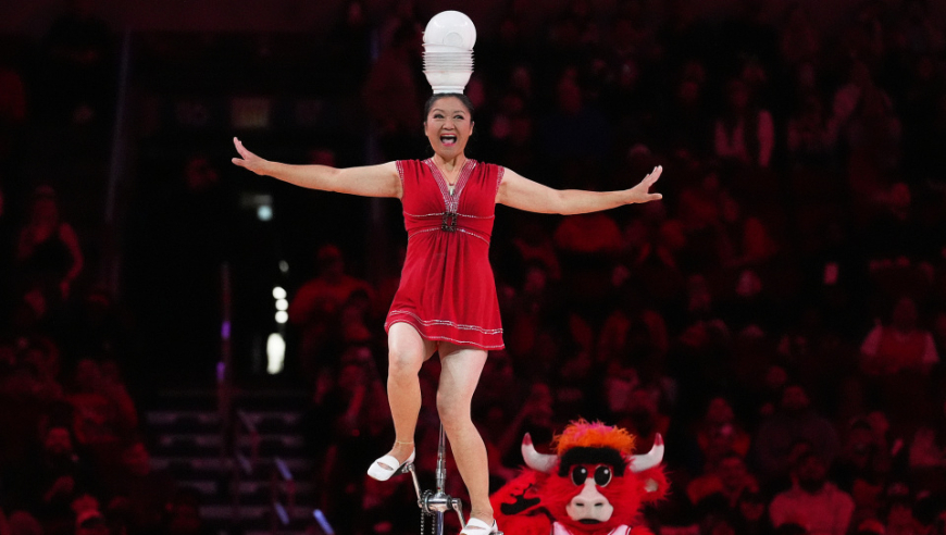 顶碗大妈正式回归！现身公牛主场表演 穿乔丹45号球衣宣布复出