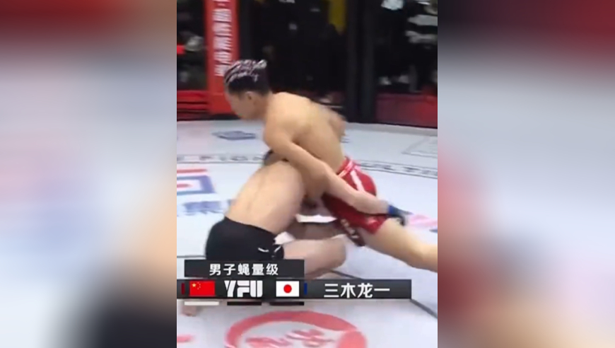 武士赛前拔刀挑衅！中国小伙被彻底激怒，飞膝干他头盖骨｜体坛记忆