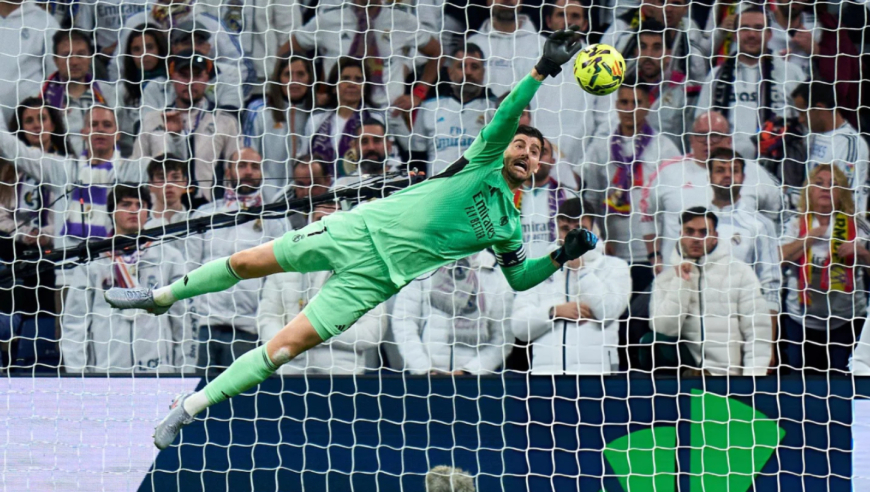 拯救阿隆索！超慢镜回看库尔图瓦三次开挂神扑，单腿挡爆射极限飞身