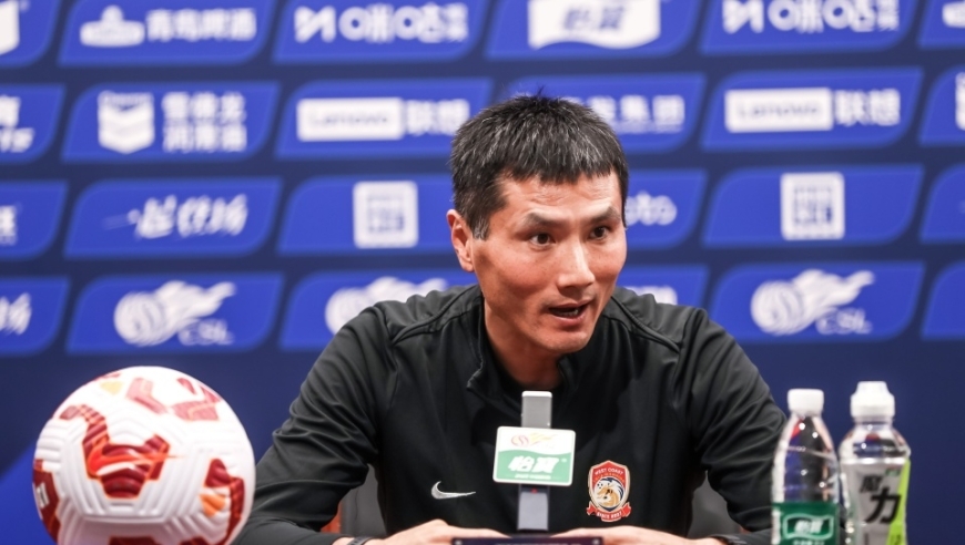 双标？曝国足若选洋帅起步价800万：邵佳一不到100万，还不是长约 