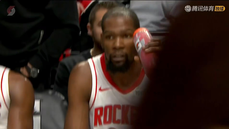 杜兰特被队友气疯到砸水瓶原因！小贾扑防+失误 谢泼德空位三不沾