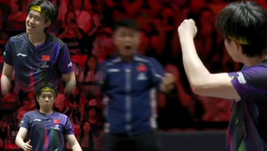 全场沸腾！纯享王楚钦超级追分逆袭林德，激动握拳与王皓隔空炸裂庆祝