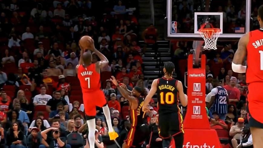 杜兰特有多想赢？首节最后0.5秒两罚一中后 懊恼的狠拍自己脑袋