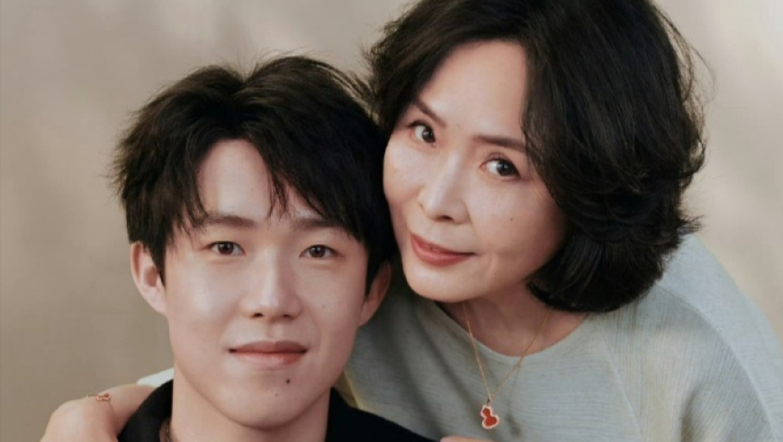 孝心！王楚钦休赛期陪妈妈逛北大校园，母子二人并肩漫步林荫道轻声闲谈