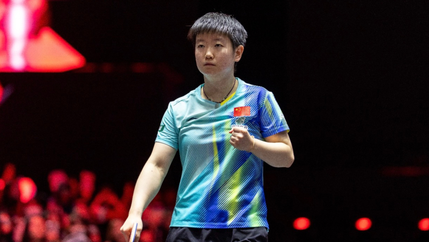 孙颖莎打得日本教练起立为她鼓掌！刘国梁罕见现身，一脸慈祥握手