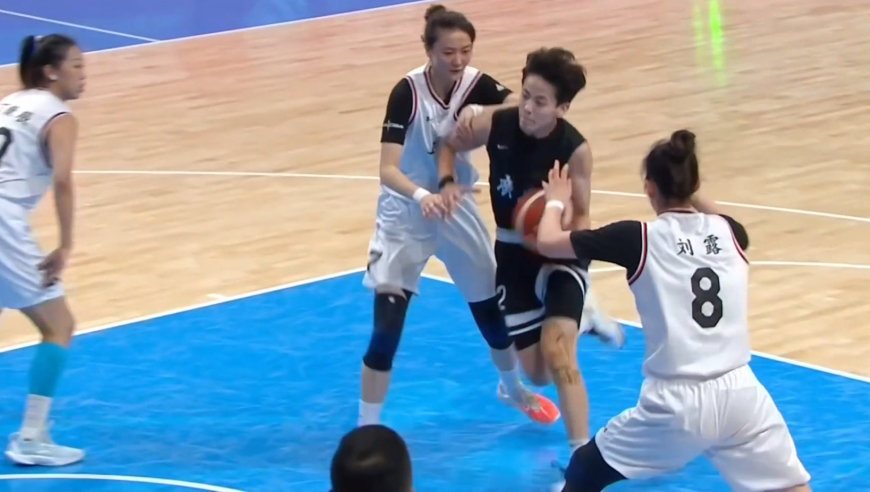 首节就被打爆！	
杨舒予连续杀入内线得分 上海首节就落后16分
