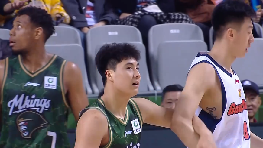 CBA：胡明轩14分三连胜，徐杰单项最高，郭昊文空砍20分