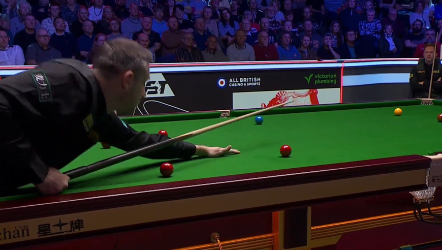 2025年斯诺克英国锦标赛：特鲁姆普长台失手，塞尔比乱局清台