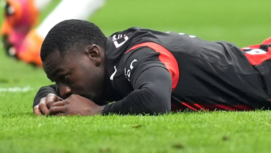 爆笑一幕！莱奥打门被扑 福法纳面对空门原地滑倒表情尴尬逗笑解说