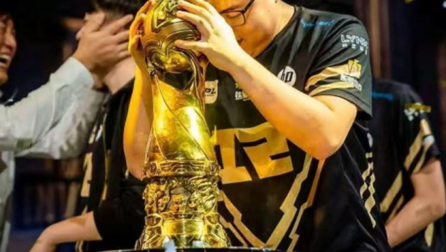 Uzi突然高强度训练，本人否认即将复出，朱开却说出真实原因