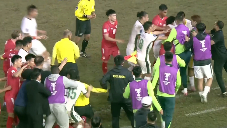 165秒回顾国安与河内大规模冲突全过程：王刚情绪失控上手肉搏引双方混战，曹永竞染红