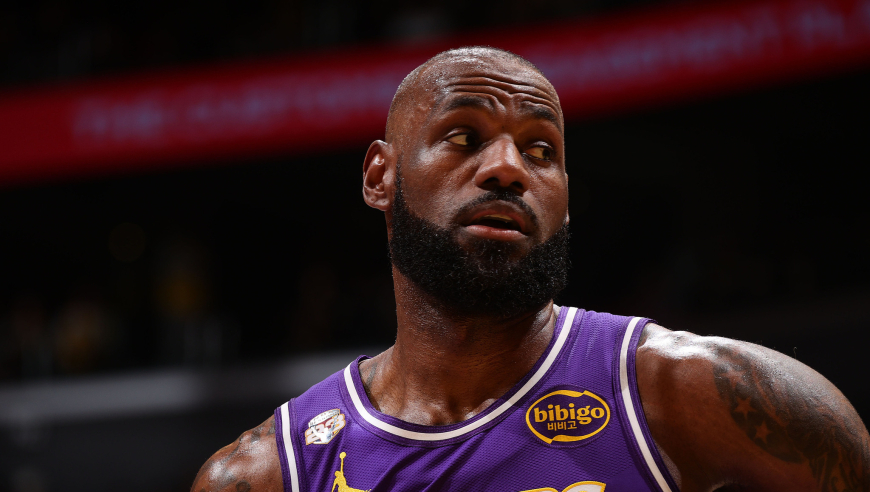 轰28分10板12助，詹姆斯连创NBA历史之最！保湖人24胜0负不败神迹