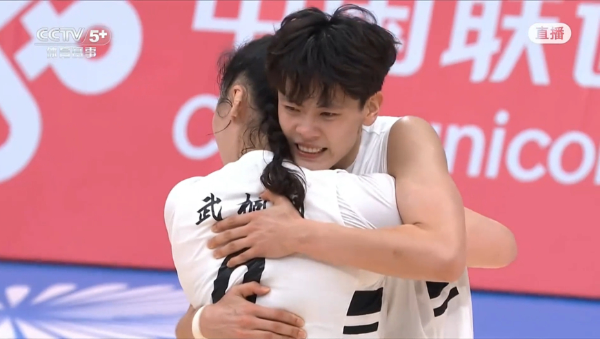 广东女篮击败四川夺金：杨舒予杨力维姐妹拥抱 激动落泪