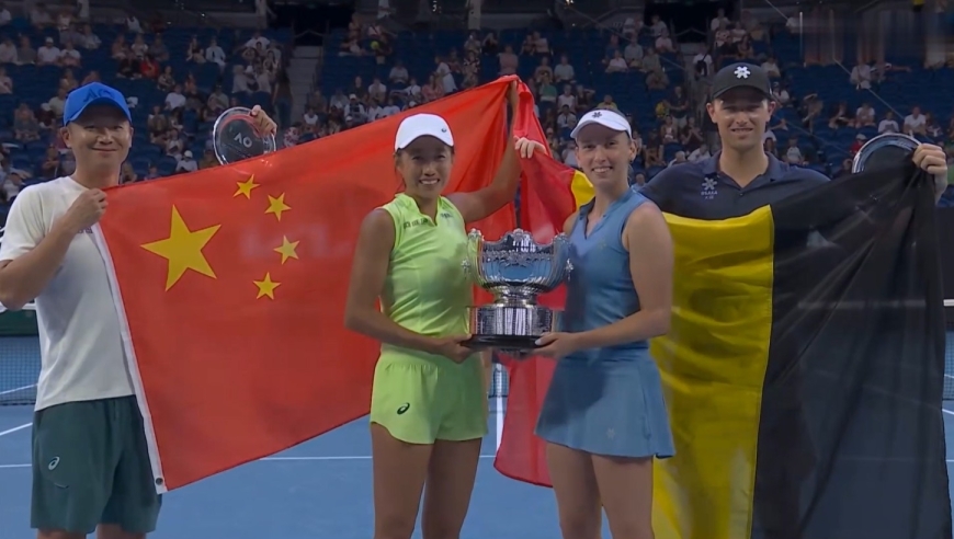 澳网女双颁奖仪式 张帅/梅尔滕斯夺冠 中国红再度闪耀墨尔本