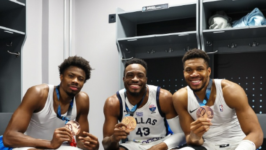 NBA历史首次！雄鹿双向合同签字母弟三兄弟同队 为留字母哥拼了