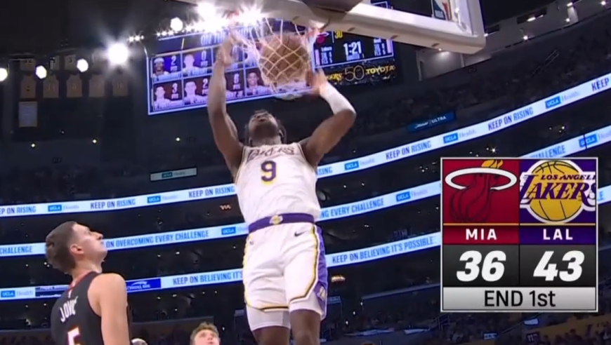 炸翻全场！6角度回看布朗尼的空接暴扣 詹姆斯站起来疯狂挥拳庆祝