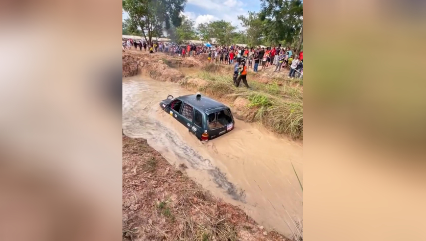 泰国丛林越野赛，走路就是不走，必须下河玩泥巴