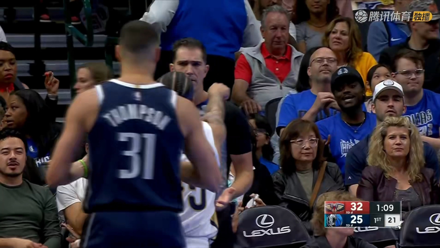 瞎打！独行侠疯狂失误花式丢球 克莱底角三分竟然砸到篮板侧沿