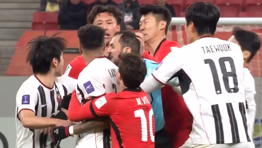 不服就干！张琳芃爆铲林加德起冲突，徐新气势汹汹冲上来出头认错人误伤裁判