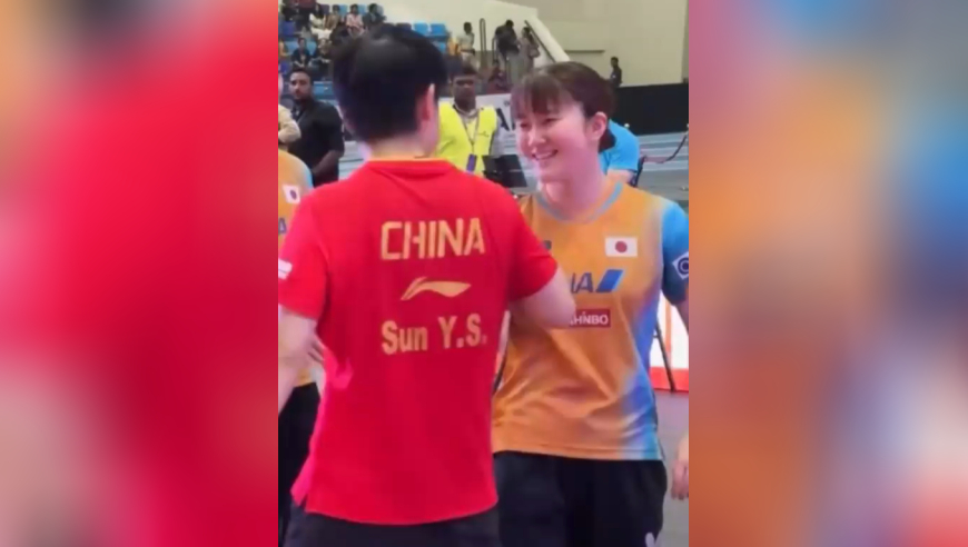太可爱了！孙颖莎和大藤沙月握手掰手腕，跟自家队友大力击掌