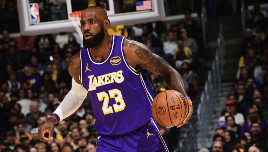 詹姆斯空砍26+9+10！致命失误葬送绝杀机会 湖人关键时刻不败金身被打破