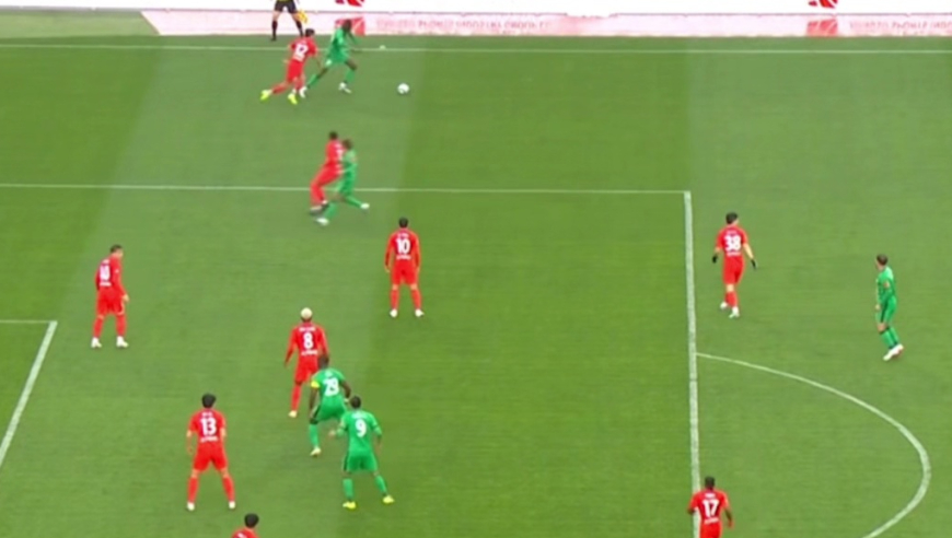 张玉宁半场三大失误：两次错失良机+解围失误险送乌龙助攻