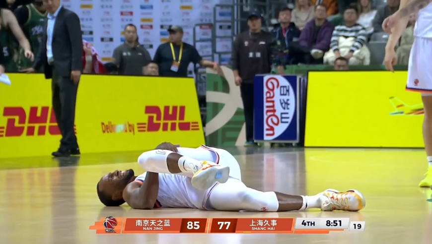 太有活！郭昊文被连续撞倒后报复性撞击弗格 后者夸张假摔躺地不起