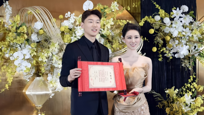 30岁国足球星大婚！劳斯莱斯开道，奔驰排满长龙，俊男配靓女