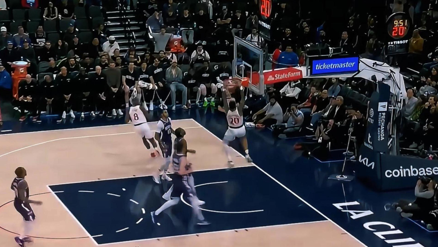 趁你病要你命！快船领先30分 科林斯造犯规+空接暴扣连杀国王