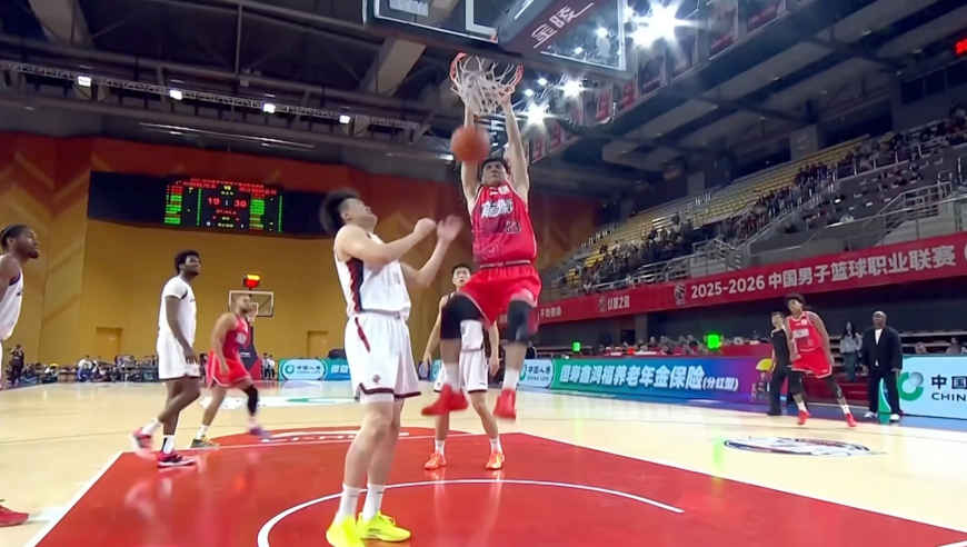 Top时刻 | 8日五佳球：陈国豪双手暴扣 邹阳单臂炸筐