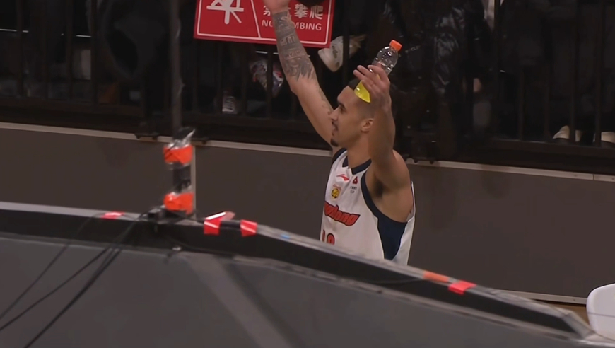 太敢了！奎因凶狠犯规亨特后 还去挑衅辽宁球迷吃T随后杜锋也吃T
