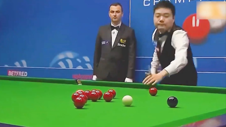 体坛记忆｜丁俊晖最奇葩的一杆打完全场哄堂大笑，最后连裁判都憋不住