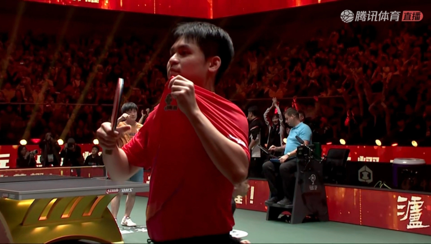 国乒三连冠！林诗栋胜张本助国乒摘金 王励勤鼓掌小石头激情指国旗