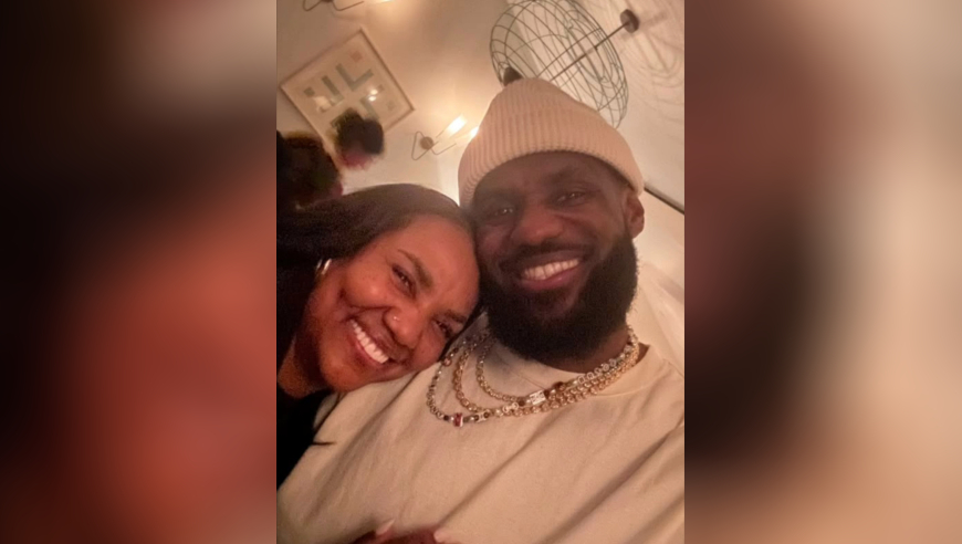 大孝子！詹姆斯录节目过程中接听妈妈电话 纳什邀请格洛丽娅当嘉宾