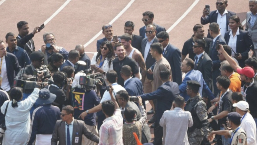 印度球迷暴怒！不满梅西只待10分钟+被团团围住 千人冲下看台砸场