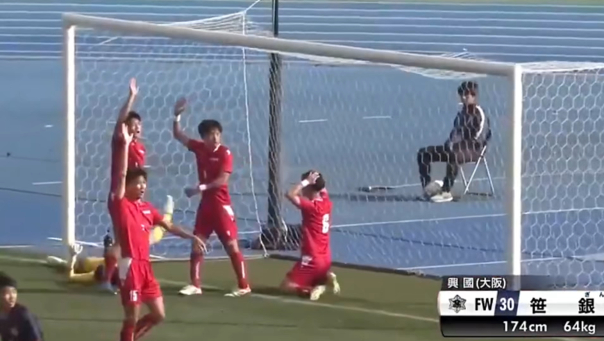 活久见！日本高中生从场外跑到门前罕见方式进球，被吹有效惹争议