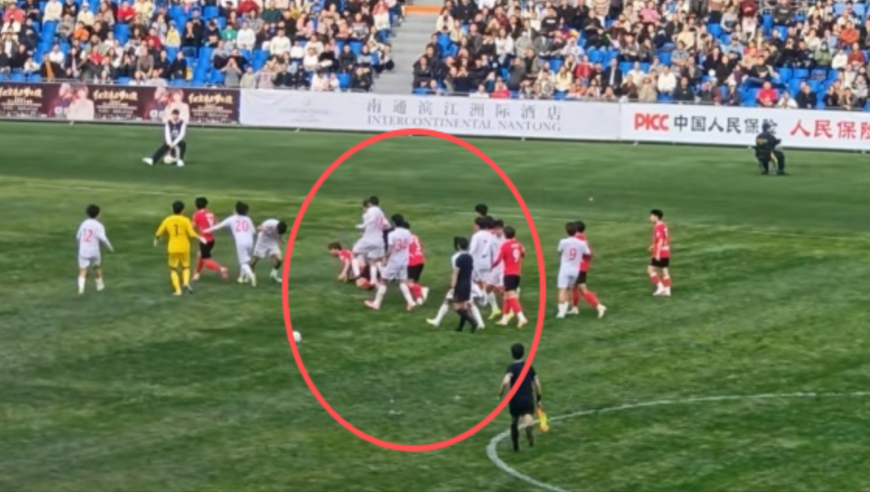 3万人见证球场真功夫！南通与海港爆发几十人冲突，拳脚到肉倒地好几个