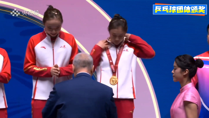 乒乓球团体颁奖：孙颖莎银牌仍保持微笑 王励勤为陈梦颁金牌吉祥物