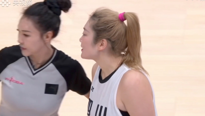 套圈了！四川女篮最后1分钟换回李梦 全场狂轰143分赢73分