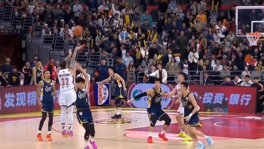 约克神奇绝杀广东引热议！媒体人狂刷屏 裁判明察秋毫送广东主场首败