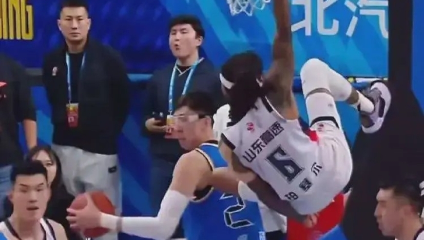 耻辱绝杀！600万高薪30分钟5投+被隔扣， 球迷：纯属混吃等死！