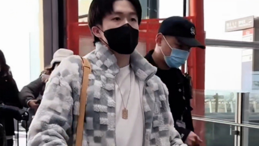 国乒出发成都混团！王楚钦潮男穿搭帅气十足，机场安保开路免受打扰