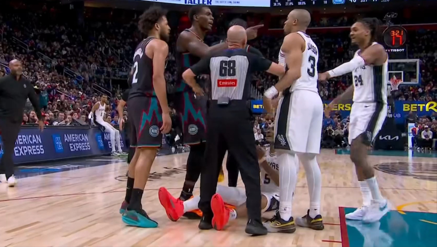 火药味！坎宁安推翻卡斯尔 约翰逊出头引冲突杜伦同样出头怒指对手