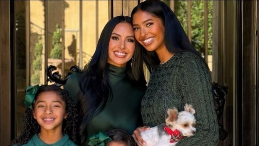 一家人都太美了！瓦妮莎晒与三个女儿圣诞合照：节日快乐