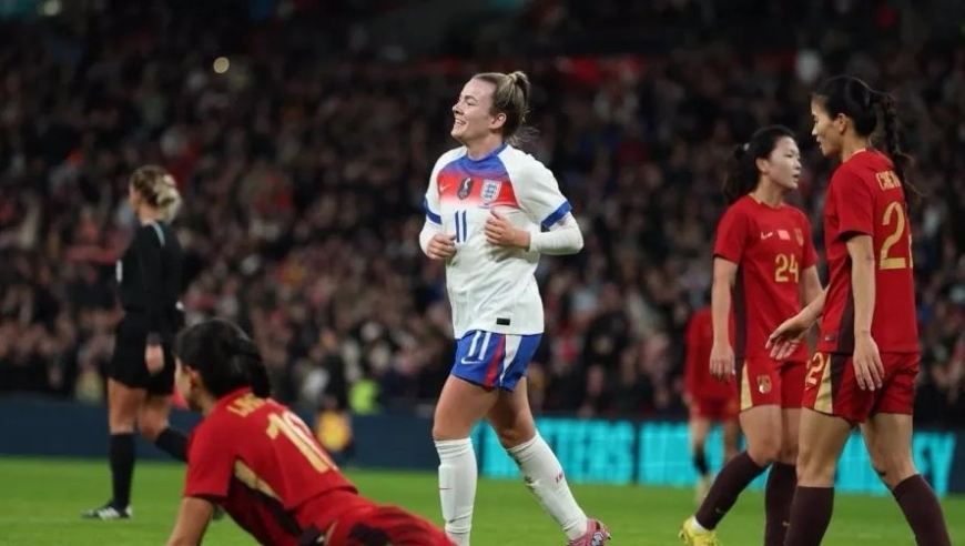 足坛一夜动态：中国女足0-8英格兰！曼城3-2绝杀，巴萨反超皇马