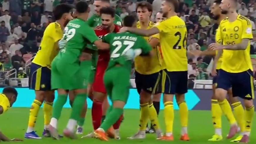 打起来了！慢镜回看菲利克斯被对手扇了一耳光，双方十几人缠抱在一起