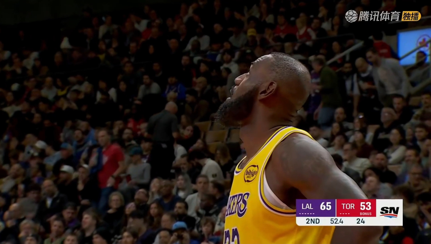 找回状态！詹姆斯妙传助攻海斯 随后又果断单打翻身跳投压哨命中