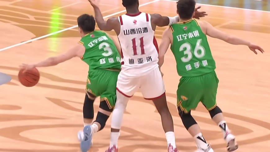 全场大喊违体！迪亚洛被犯规后抱怨时摊手不慎肘击鄢手骐爆发冲突