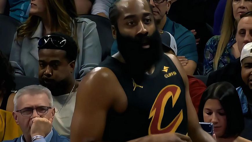 小伙子你还年轻！黄蜂三球造哈登犯规两罚全中 哈登招牌撤步三分回应