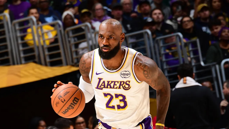 返老还童！詹姆斯15中8砍下24分，各种飞天暴扣，庆祝动作太逗了